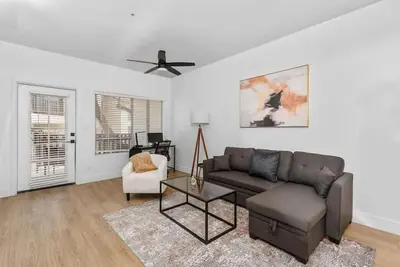 Image de Snug 2br-Pool, Bbq, Prkng, Yoga Rm, Gym, Cabanas