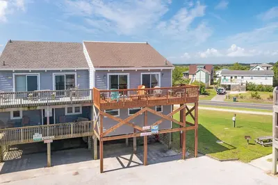 Image de Pet-friendly oceanside home in South Nags Head just steps to the beach!