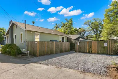 Image de Stylish 2-bedroom house with Ac, WiFi, fully stocked, enclosed yard, downtown