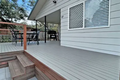 Image de 4 Bedroom Family Beachhouse backing on to bush