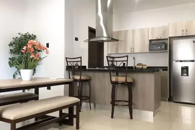Image de Modern Apartment with Rooftop Pool, Just 3 Blocks from the Beach