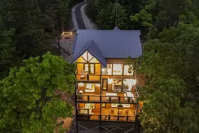 Image de Smokies/modern'25 cabin/King bed/Indoor Pool/Hot tub/Theatre/Pet/Parking/privacy