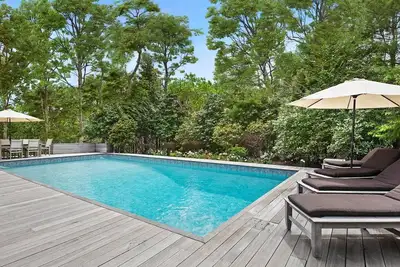 Image de Modern East Hampton home with private heated pool, outdoor dining, perfect. . .