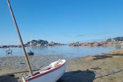 Image de Villa + Studio avec tennis sur 1ha Ă 3min des plages de la CĂ´te de Granite Rose
