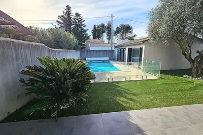 Image de Maison moderne à Avignon avec grande piscine