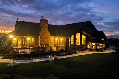 Image de Welcome to your ultimate mountain escape at the base of a beautiful canyon.