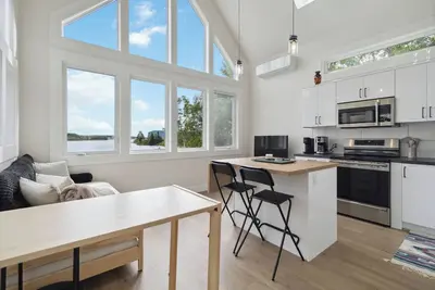Image de Cozy Bells Cove Retreat – Stylish Loft with Harbour Views & Walkability