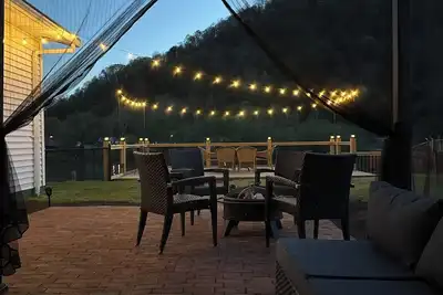 Image de Riverfront House, Deck Over River, Bar, Gazebo, Pets Welcome, Scenic Views, Dock