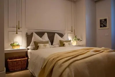 Image de Luxurious Apt, Central, 1 minute stroll to Lake\/Free Parking