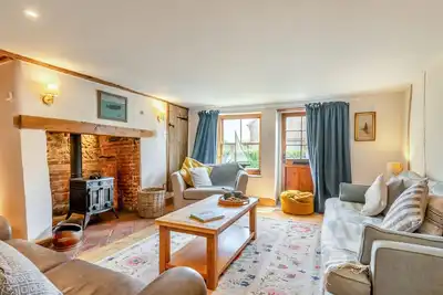 Image de Hollyhocks Cottage - Trois Chambres Maison, Couchages 6