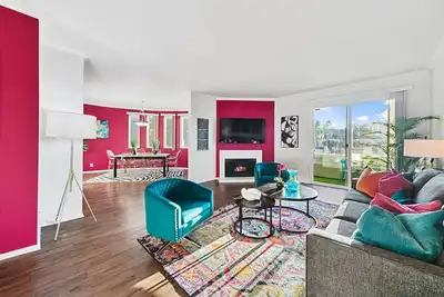Image de Beverly Hills Getaway 2br Apt Parking, Pool Access