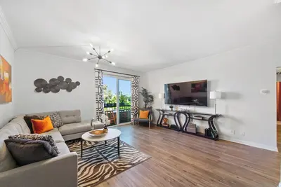 Image de Beverly Hills Haven 2 Br Apt + Murphy Bed, Parking
