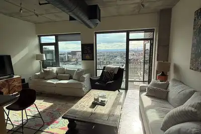 Image de Ph Condo. Amazing Views with Private Balcony. Walk to everything!