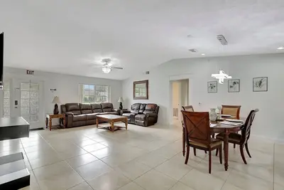 Image de Spacious & Modern Retreat -Patio Bar • Large Yard • Parking