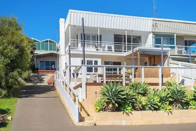 Image de Gracetime Beach House, a charming coastal retreat offering breathtaking, uninterrupted views