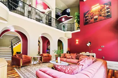 Image de Sleeps18*7500SqFt*Bourbon Trial*Themed Spaces*Creek*Hot Tub*Sauna*Luxe Amenties