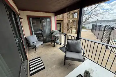 Image de Renovated 2-bed / 2-bath condo Poolside & Lakefront!