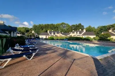 Image de Cottage avec piscine chauffée, \nBelle résidence fleuri en campagne prêt de la mer