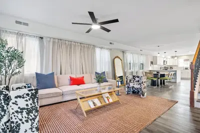 Image de Spacious 3-Story Stay  Sleeps 14  Downtown Indy+ Hot Tub & Modern Comfort