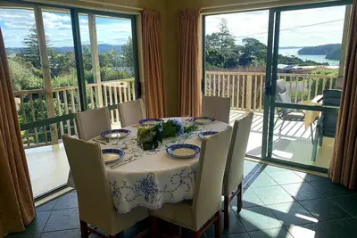 Image de Elevated views - Fully equipped and comfortable top floor near Russell and Opua