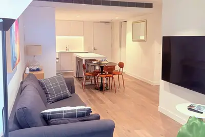 Image de Entertainment at your doorstep + parking. Modern, convenient & family friendly.