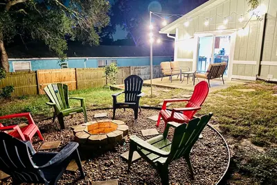 Image de 6min to Greek town, Pet-friendly, Fenced Yard, King Bed, Fast Wifi, Free parking