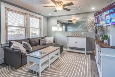 Image de Charming 1-bedroom duplex apartment with WiFi, Ac in peaceful Massapequa