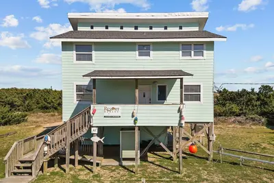 Image de 7621- Hatteras Bound, Oceanfront luxury home in Avon, Nc, featuring 3 bedrooms & 3 bathrooms.