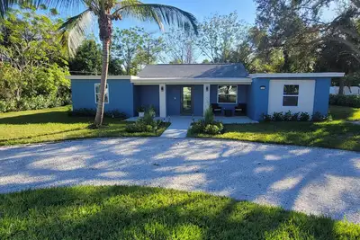 Image de Come relax in our 4 bedroom / 4 bathroom West Palm Beach property.