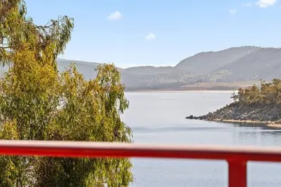 Image de On the Lake Lodge 1 - 3 bedroom apartment right on the Lake