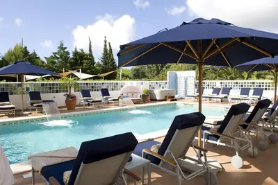 Image de A stylish escape with outdoor and indoor luxury.