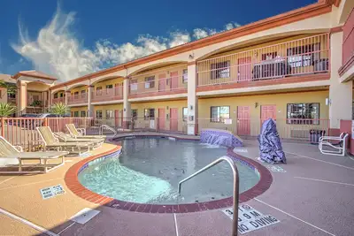 Image de Hotel in Downtown Port Isabel Room with Ac, WiFi, Refrigerator, Microwave & Pool