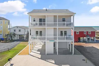 Image de \"Minnie's Sunday Sun\" 5 bedroom 4. 5 bath oceanfront home with a pool!