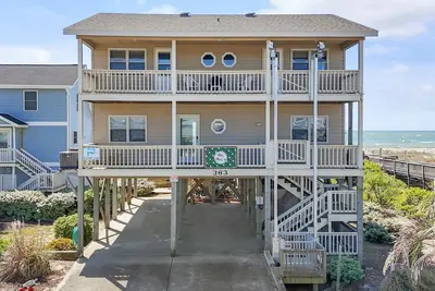 Image de Introducing \"Ms. Mac's\", a welcoming 5 bedroom, 4 bathroom oceanfront home.