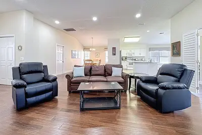 Image de Villa Located Within Walking Distance of Spanish Springs And Shopping Amenities.