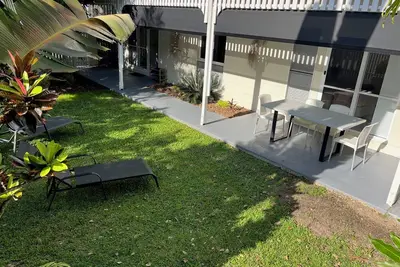 Image de Tropic Gardens - Walking distance to town - 2 bedroom holiday unit with yard