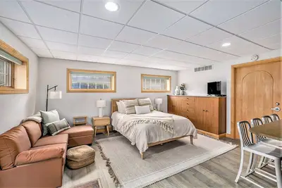 Image de Studio Apartment on Main Street across from Betsie Bay public marina and park