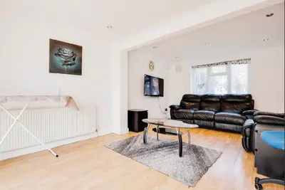 Image de 3-Bed Apt-15 Mins to Heathrow-Pet-Friendly-Parking
