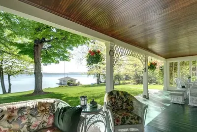 Image de Beautiful and Unique Skaneateles Lake front Estate