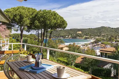 Image de Elia, three-room apartment in Procchio, completely renovated in 2023, with air conditioning, private