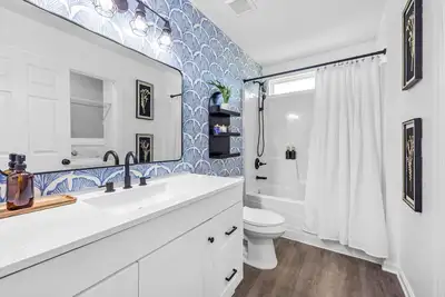 Image de Cozy Pensacola Bungalow • 10 Mins to Downtown • Coffee Bar • Hammocks + Karaoke