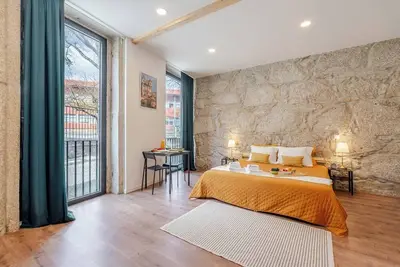 Image de HostWise - Stylish Stone-Walled Flat