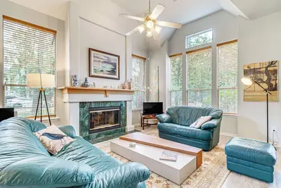 Image de Hot Tub, Fire Pit: Retreat in The Woodlands!