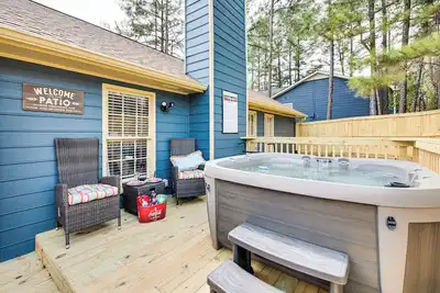 Image de 4 Mi to Airport: Atlanta Home w/ Deck & Hot Tub