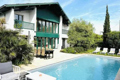 Image de Biarritz \/ Quartier Lac Marion, Grande Maison Avec Jardin Et Piscine