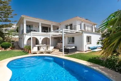 Image de Spacious 3br Villa with Heated Pool and Sea Views