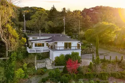 Image de Modern Sonoma Stay w/ Spacious Deck, Views & Prime Location | Bennett