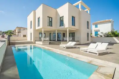 Image de Villa à Son Serra en bord de mer avec jacuzzi