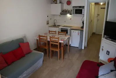 Image de Studio pour 5 avec balcon et chaise haute