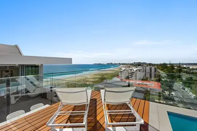 Image de Experience the epitome of coastal luxury in this stunning apartment!